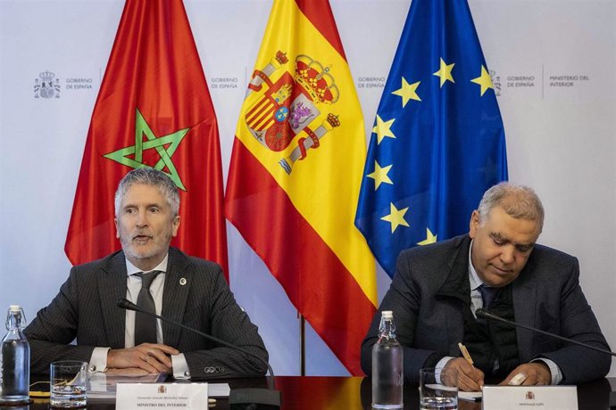 El ministro del Interior, Fernando Grande-Marlaska, y su homólogo marroquí, Abdelouafi Laftit, en un encuentro bilateral en Madrid para abordar la cooperación en seguridad del Mundial de Fútbol 2030