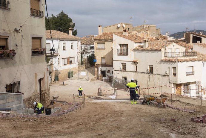 Letur, el presidente de Castilla-La Mancha, Emiliano García-Page, y la delegada del Gobierno, Milagros Tolón, asisten a la reunión de coordinación para la reconstrucción del municipio tras la DANA. Obreros trabajando en la reconstrucción de Letur.