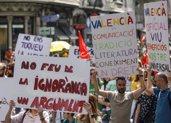 Archivo - Manifestación a favor del valenciano (archivo)