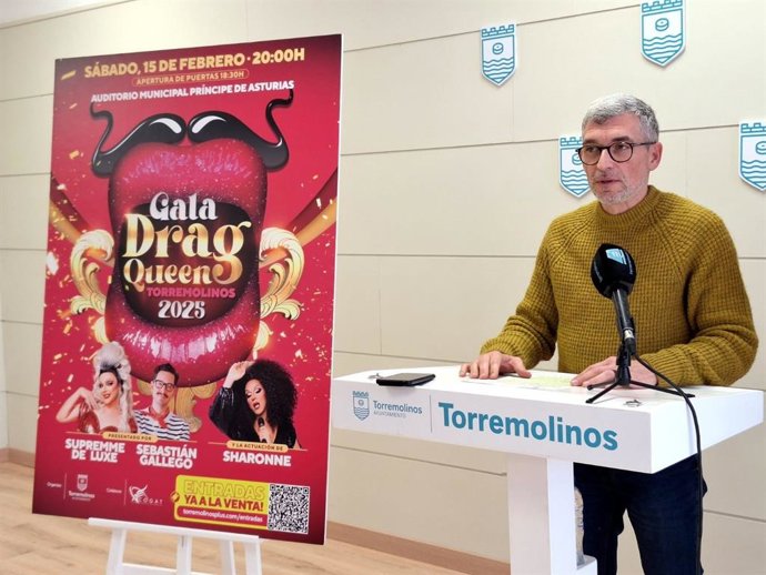 El concejal de Igualdad, Francisco García Macías, junto con el presidente de Acogat, Nacho Martínez y Antonio Domínguez, miembro de la directiva de Acogat, ha ofrecido más detalles sobre esta gala que reunirá a trece 'reinonas' el próximo sábado.