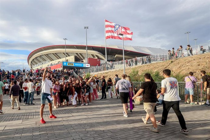 Archivo - Ambiente previo al concierto del dúo Estopa, en el Estadio Metropolitano, a 22 de junio de 2024, en Madrid (España). 