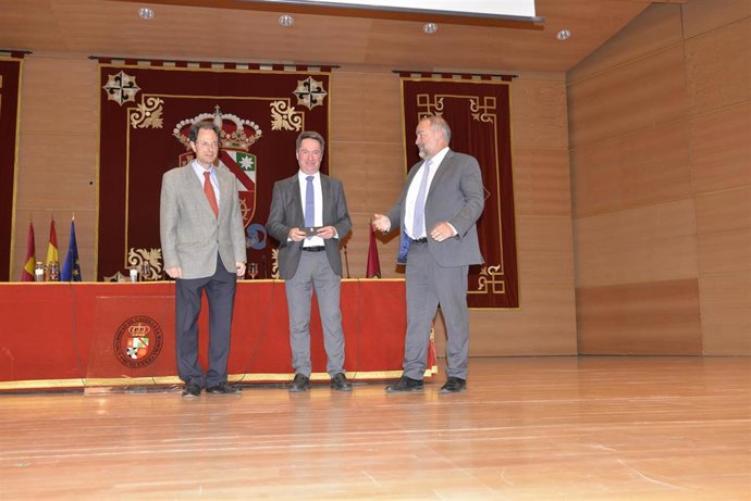 El científico Juan Ignacio Cirac (c) durante la ponencia que ha ofrecido en el Campus de Ciudad Real.