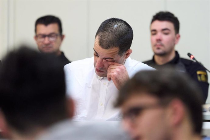 El acusado durante el juicio por matar a su pareja y bebé en Liaños de Villaescusa, a 10 de febrero de 2025, en Santander, Cantabria (España).