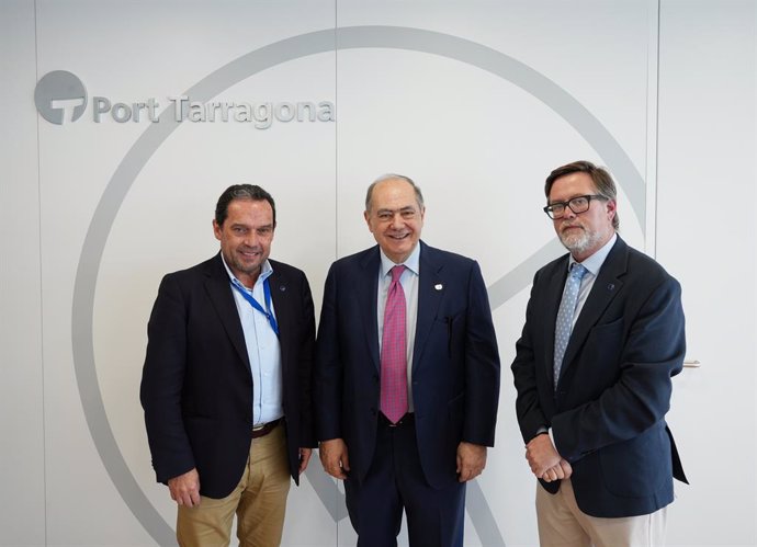 El president executiu de l'Institut Europeu de la Mediterrània, Senén Florensa; el president de l'Autoritat Portuària de Tarragona, Santiago Castellà, i el director de Desenvolupament Corporatiu del Port de Tarragona, Joan Besora