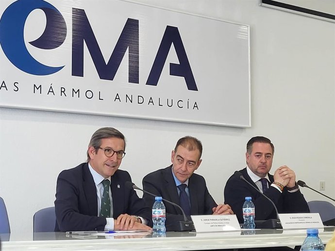El consejero de Industria, Energía y Minas de la Junta de Andalucía, Jorge Paradela, durante su intervención en la sede de la Asociación de Empresarios del Mármol de Andalucía (AEMA) en Macael (Almería).