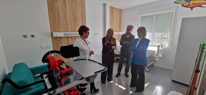 La alcaldesa de Jerez, María José García-Pelayo, y delegada territorial de Salud y Consumo de la Junta en Cádiz, Eva Pajares, en la nueva habitación de hospitalización de Pediatría para pequeños que presentan una patología neurológica del Hospital.