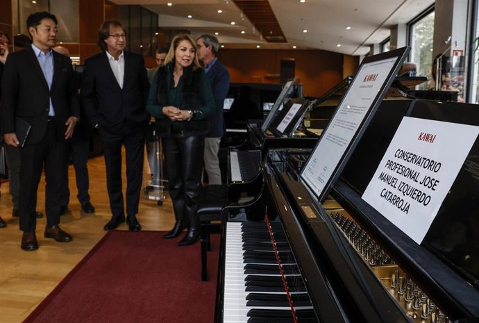El presidente de la compañía, Kentaro Kawai, y la vicepresidenta primera, Susana Camarero, durante el acto de entrega de dos pianos de cola donados por Kawai España, en las instalaciones de Clemente Pianos de València.