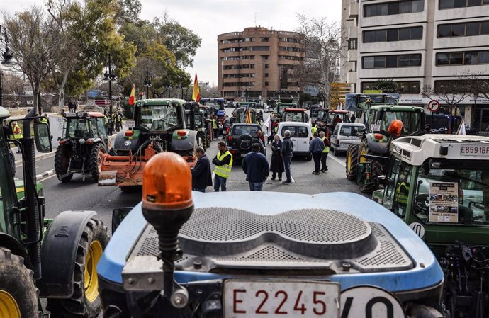 Agricultores circulan con sus tractores por el centro de la ciudad en protesta contra la competencia desleal que supone Mercosur, a 10 de febrero de 2025, en Valencia, Comunidad Valenciana (España).