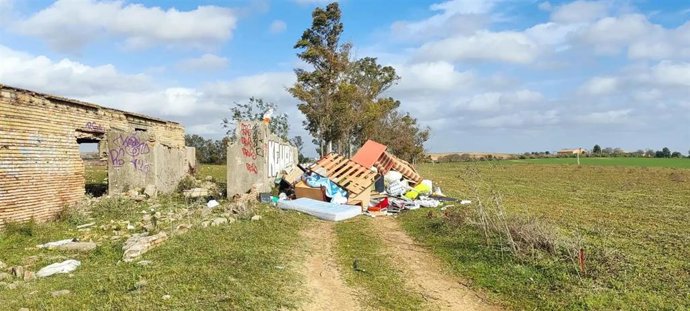 Vertedero junto al camino de Cuesta Carretilla