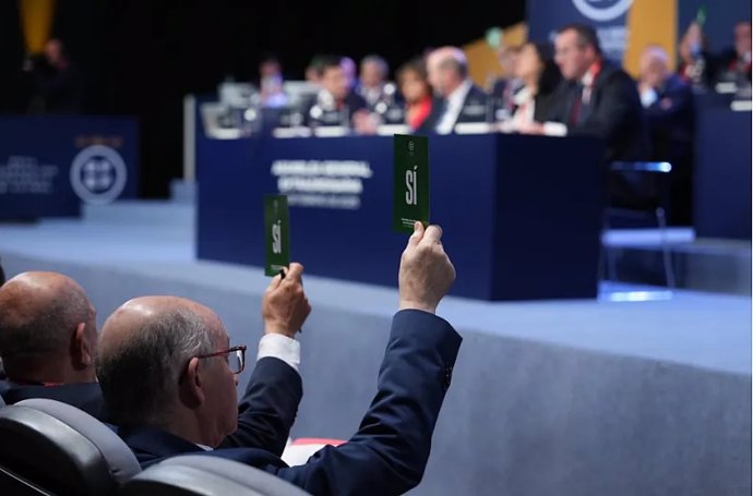 Imagen de una votación en la Asamblea General Extraordinaria de la RFEF