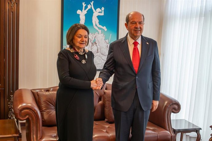 La secretaria general adjunta de Asuntos Políticos y de Consolidación de la Paz de la ONU, Rosemary DiCarlo, con el líder turcochipriota Ersin Tatar
