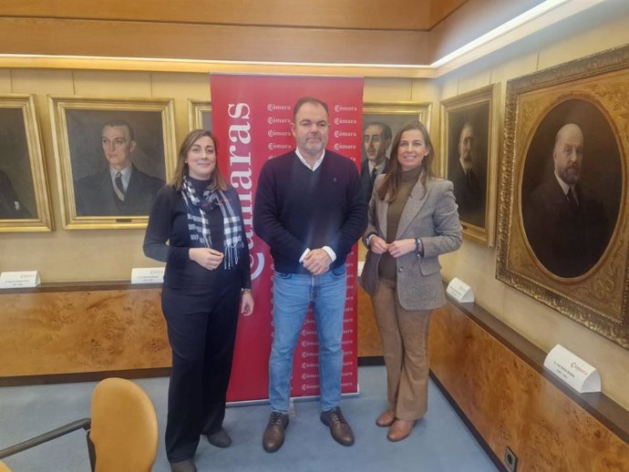 La portavoz del Grupo Municipal Vox Oviedo, Sonsoles Peralta, y la concejal de la formación Alejandra González, durante un encuentro con el presidente de la Cámara de Comercio de Oviedo, Carlos Paniceres.