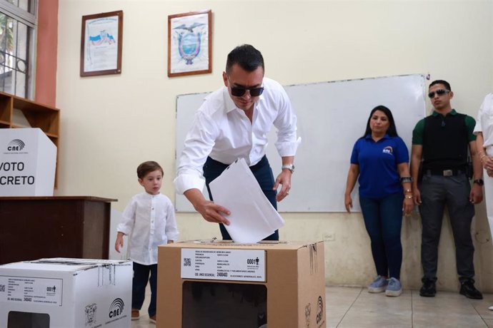 El presidente de Ecuador, Daniel Noboa, deposita su voto en las elecciones del 9 de febrero