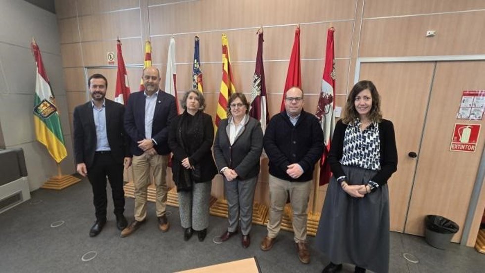 La consejera de Desarrollo Sostenible, Mercedes Gómez, ha mantenido un encuentro de trabajo con representantes de la Confederación Hidrográfica del Ebro (CHE) .