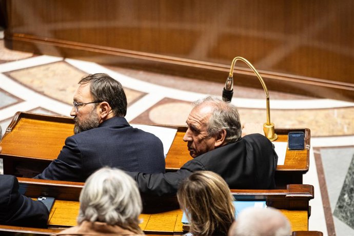4 de março de 2025, Paris, França: François Bayrou (à dir.), primeiro-ministro francês, e Patrick Mignola (à esq.), ministro ligado ao primeiro-ministro, responsável pelas relações com o Parlamento, vistos durante a sessão de perguntas ao governo francês 