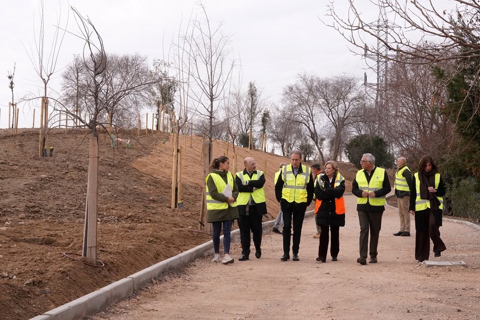 La delegada de Obras y Equipamientos, Paloma García Romero, junto con el concejal de Carabanchel, Carlos Izquierdo, visita las obras de reurbanización del parque lineal Manolito Gafotas.