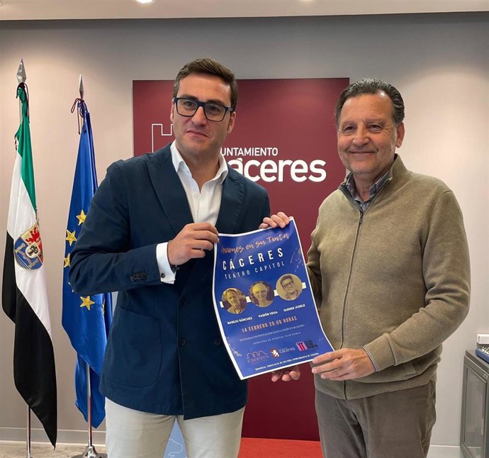 El concejal de Cultura de Cáceres, Jorge Suárez y el poeta Basilio Sáncchez, en la presentación de 'Canciones en su tinta'