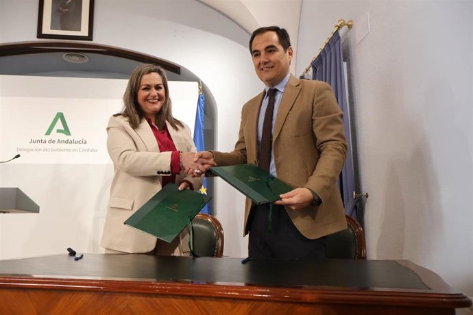 María Jesús Serrano y José Antonio Nieto se dan la mano tras la firma del protocolo.