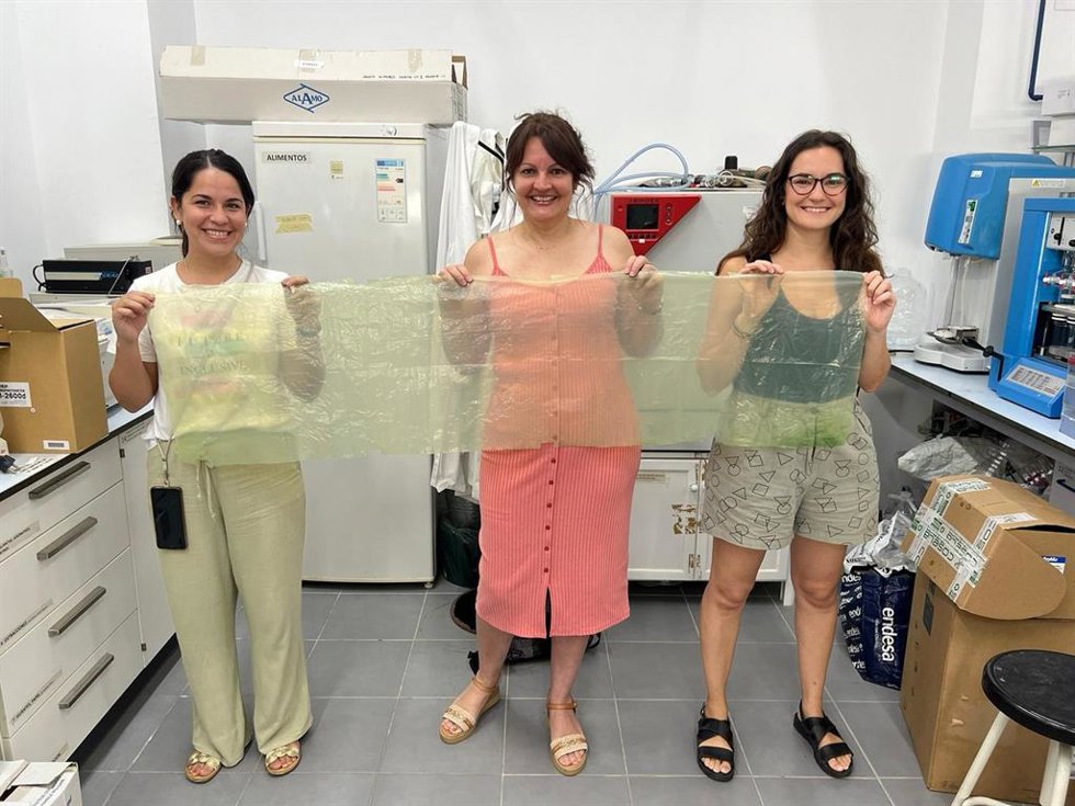 Investigadoras de la Universidad de Cádiz que han desarrollado envases ecológicos con extracto de hojas de olivo