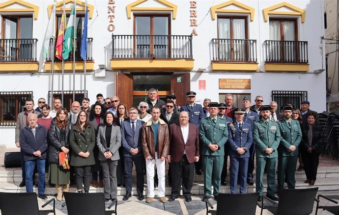 Autoridades y familiares en el homenaje en Güéjar Sierra (Granada) a Domingo Puente Marín, el peluquero asesinado por ETA hace 28 años.