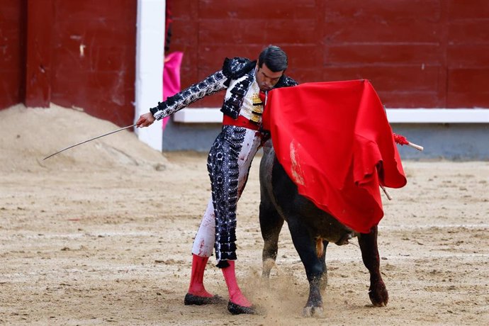 Archivo - Emilio de Justo en la plaza de toros de las Ventas a 17 de Mayo de 2024 en Madrid (España).