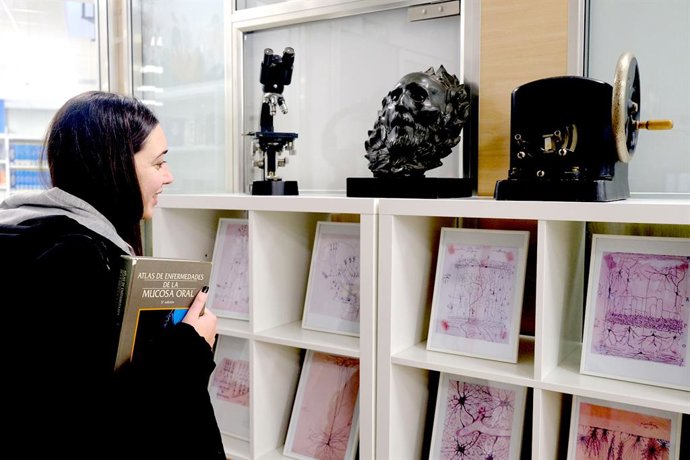 Una visitante a la exposición sobre Ramón y Cajal de la Universidad de Sevilla.