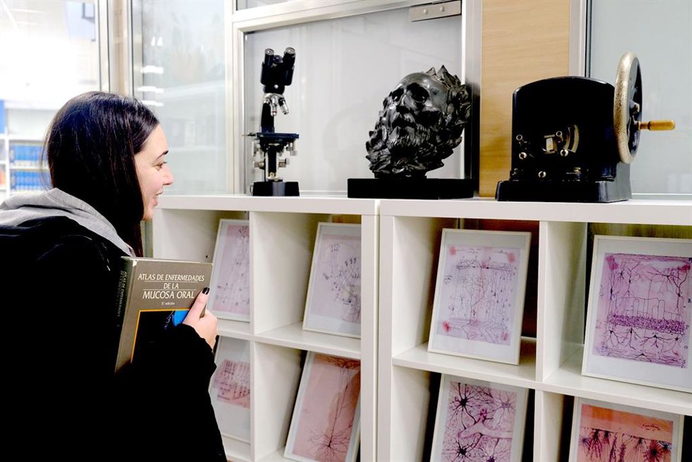 Una visitante a la exposición sobre Ramón y Cajal de la Universidad de Sevilla.
