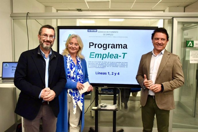 Mercedes Colombo, Daniel Sánchez y Juan Franco en las jornadas de Empleo organizada en La Línea.