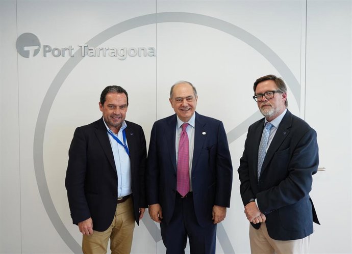 El presidente ejecutivo del Instituto Europeo de la Mediterránea, Senén Florensa; el presidente de la Autoridad Portuaria de Tarragona, Santiago Castellà, y el director de Desarrollo Corporativo del Puerto de Tarragona, Joan Besora.