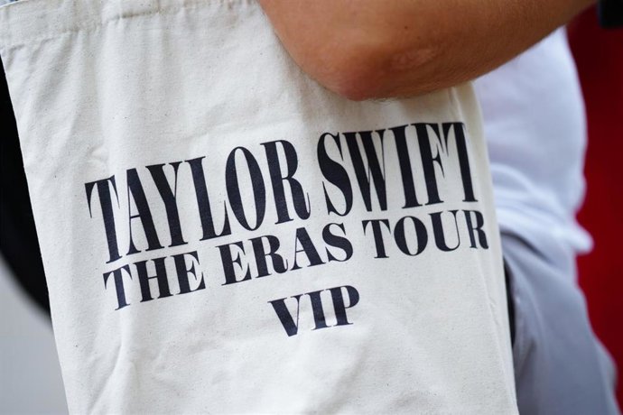 Archivo - Una fan de Taylor Swift con una bolsa de merchandising de su gira Eras Tour.