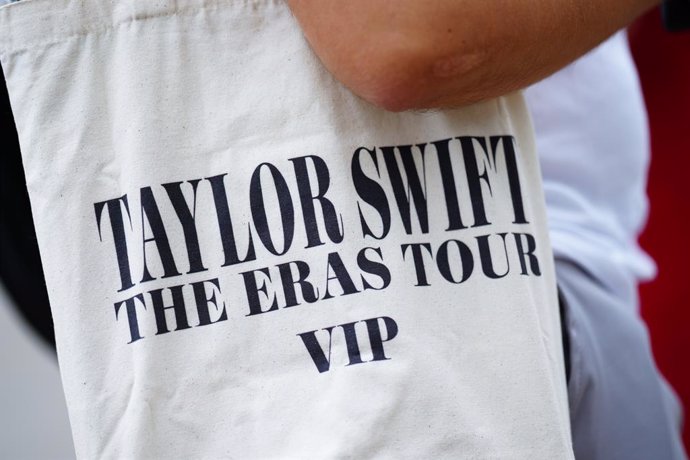 Archivo - 07 August 2024, Austria, Vienna: A fan arrives to buy souvenirs outside the Ernst Happel Stadium before Taylor Swift's concert. Photo: Eva Manhart/APA/dpa