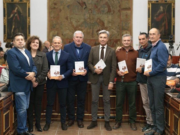 Participantes en la presentación del libro 'Aves esteparias'.