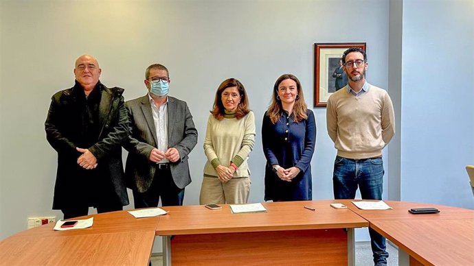 Botella (centro), en su visita al Hospital de Puente Genil.