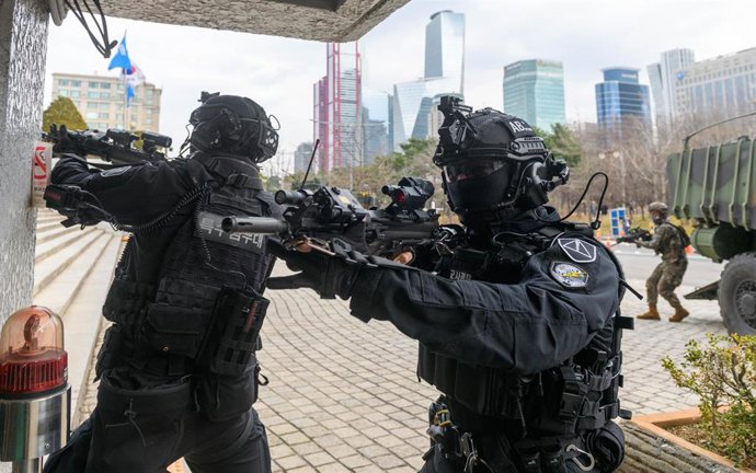 Archivo - Imagen de archivo de dos agentes de la Policía de Corea del Sur. 