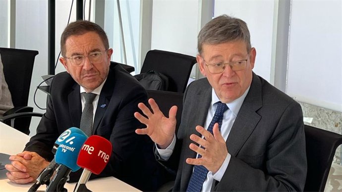 El director general de Casa Mediterráneo, Andrés Perelló (i), y el embajador de España en la OCDE, Ximo Puig, en una rueda de prensa el lunes 10 de febrero de 2025, en Alicante.