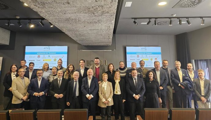 Cano reitera el "compromiso" del Consell con "la innovación, la sostenibilidad y la excelencia" en el turismo.