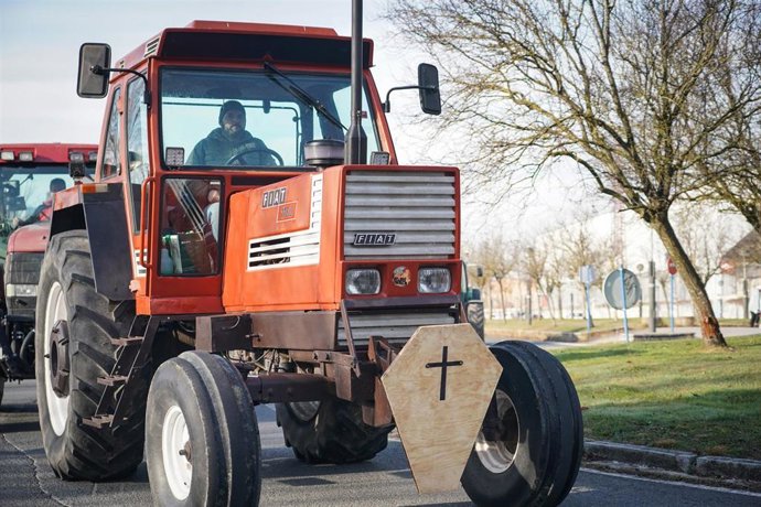 Archivo - Un tractor, durante una movilización agraria en Álava