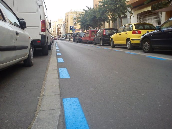 Archivo - Zona azul en una calle de Almería.