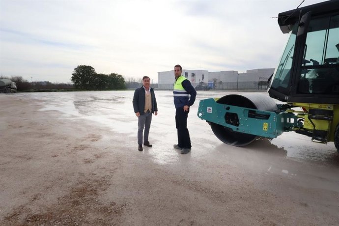 Visita a los trabajos de adecuación del solar ubicado en la zona de Miraflores para su uso como aparcamiento de vehículos.