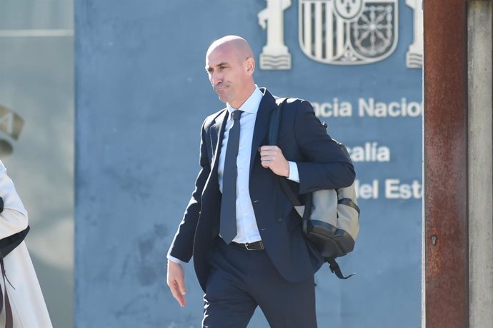 El expresidente de la RFEF, Luis Rubiales, a su salida del juicio por el ‘caso Rubiales’, en la Audiencia Nacional de San Fernando de Henares, a 6 de febrero de 2025, en San Fernando de Henares, Madrid (España).  Hoy declaran como testigos las jugadoras d