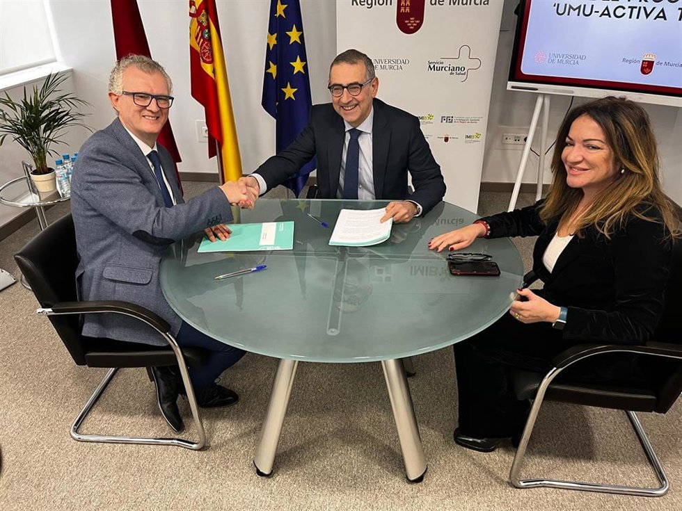 El consejero de Salud, Juan José Pedreño, y el rector de la UMU, José Luján, se dan la mano tras suscribir el convenio