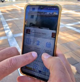 Un usuario utilizando la aplicación El Puerto Funciona en su teléfono móvil.