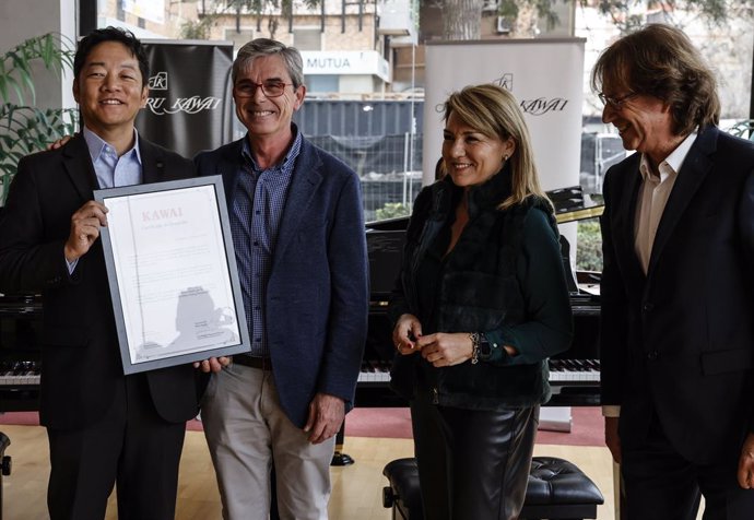 (E-D) El president de la companyia, Kentaro Kawai; el director del conservatori de Catarroja, Santiago Marzal i la vicepresidenta i consellera de Servicis Socials, Susana Camarero, durant  lliurament de dos pianos de cua donats per Kawai Espanya.