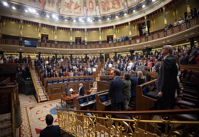 Archivo - El hemiciclo guarda un minuto de silencio por el 11M durante una sesión plenaria, en el Congreso de los Diputados, a 12 de marzo de 2024, en Madrid (España). El Pleno del Congreso debate y vota una proposición de ley aprobada en febrero de 2023 