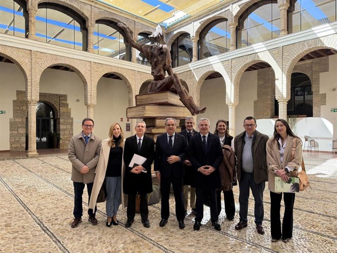 Representantes del Consejo General de Colegios Oficiales de Farmacéuticos de España y del Palacio de Congresos de Córdoba, tras la firma del acuerdo.
