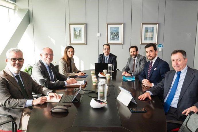 Delegaciones de los gobiernos de Catalunya y País Vasco, encabezadas por el conseller de Unión Europea y Acción Exterior, Jaume Duch, y el secretario general de Acción Exterior y Euskadi Global, Ander Caballero, se reúnen en Bilbao