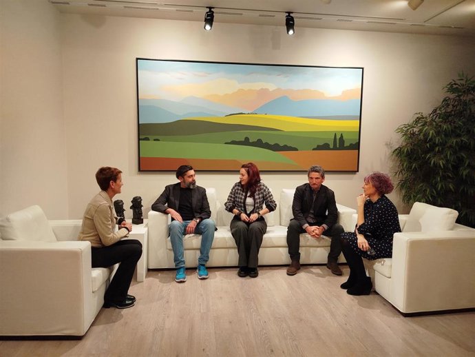 Imagen del encuentro mantenido entre la presidenta de Navarra, María Chivite, la consejera de Cultura, Deporte y Turismo del Gobierno foral, Rebeca Esnaola, y los creadores de 'Cafuné', ganador del Goya al Mejor Cortometraje de Animación
