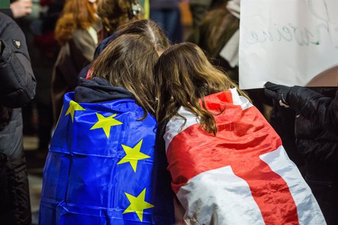 Archivo - December 26, 2024, Tbilisi, Georgia: Protesters wrapped with European Union and Georgian flags take part during the protest against the suspension of the country's accession negotiations with the European Union.