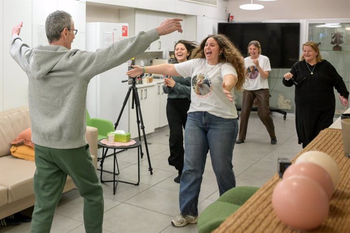 Un ostatge alliberat per Hamàs es retroba amb la seua família a Israel