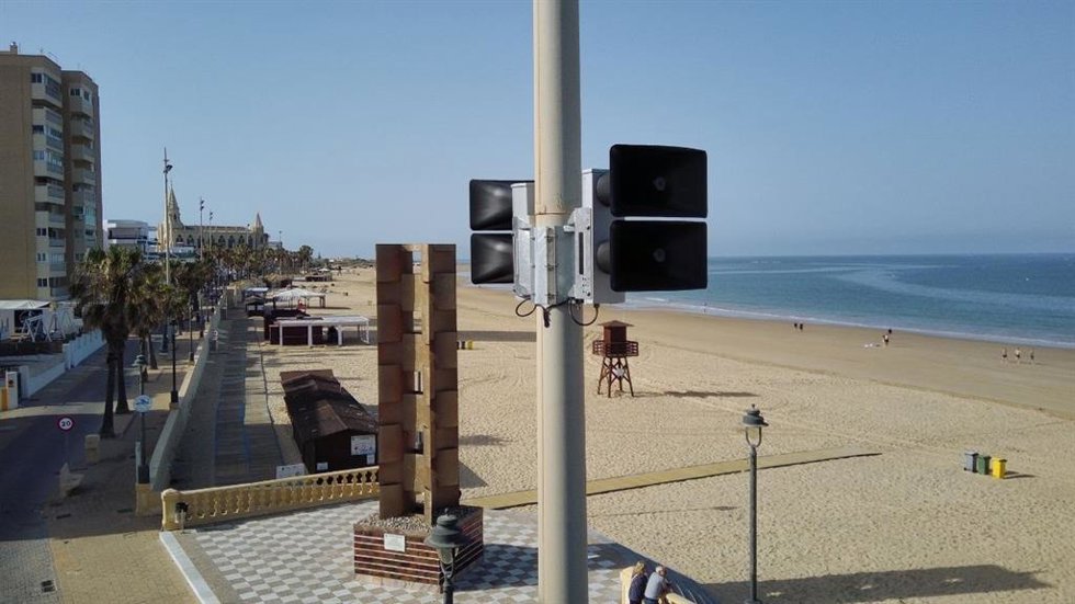 Archivo - Bocinas de alerta de tsunami en la playa de Chipiona.
